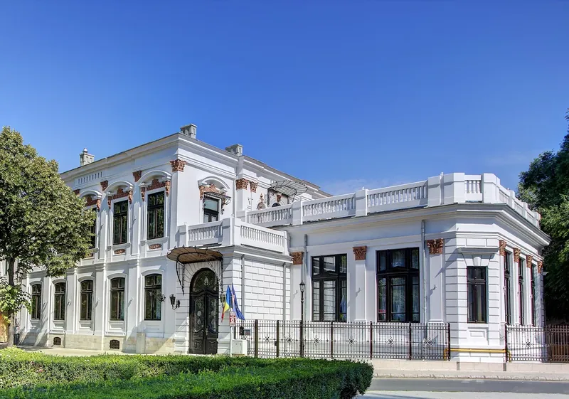 Fațada clădirii din Piața Traian