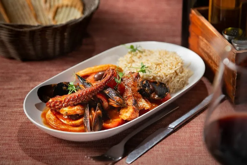 Tigaie mediteraneană cu fructe de mare