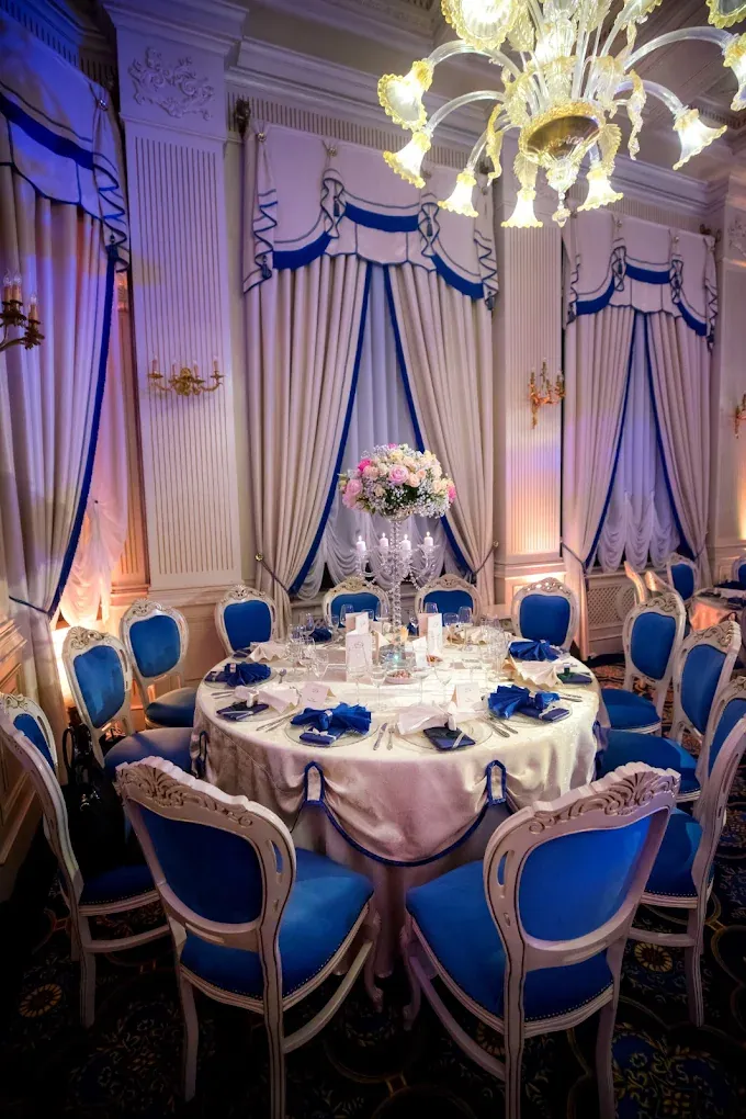 Salonul de evenimente cu mobilier de epocă